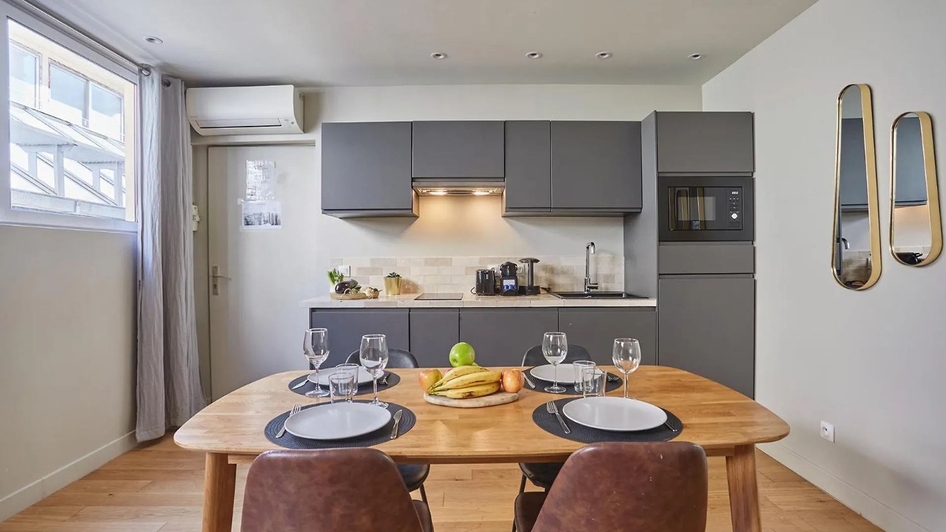 Apartment Center Of Paris By Studio Prestige