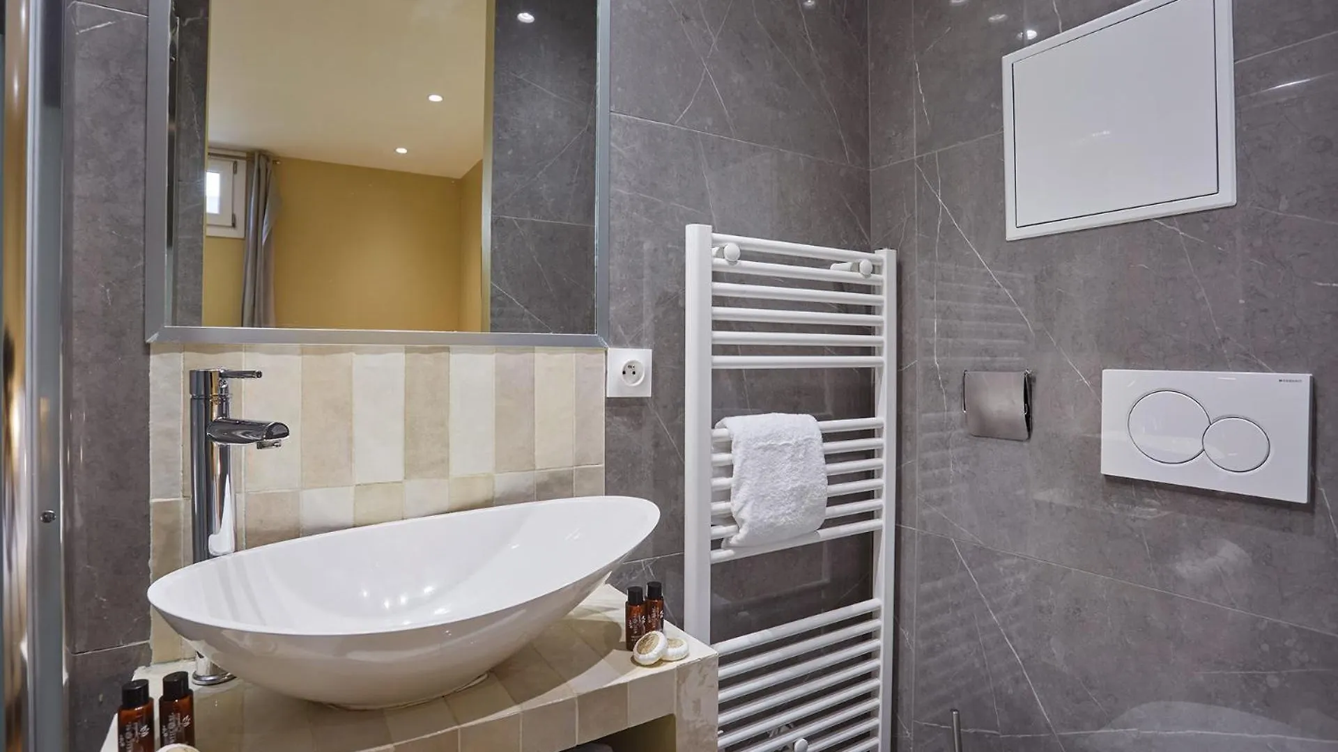 Apartment Center Of Paris By Studio Prestige