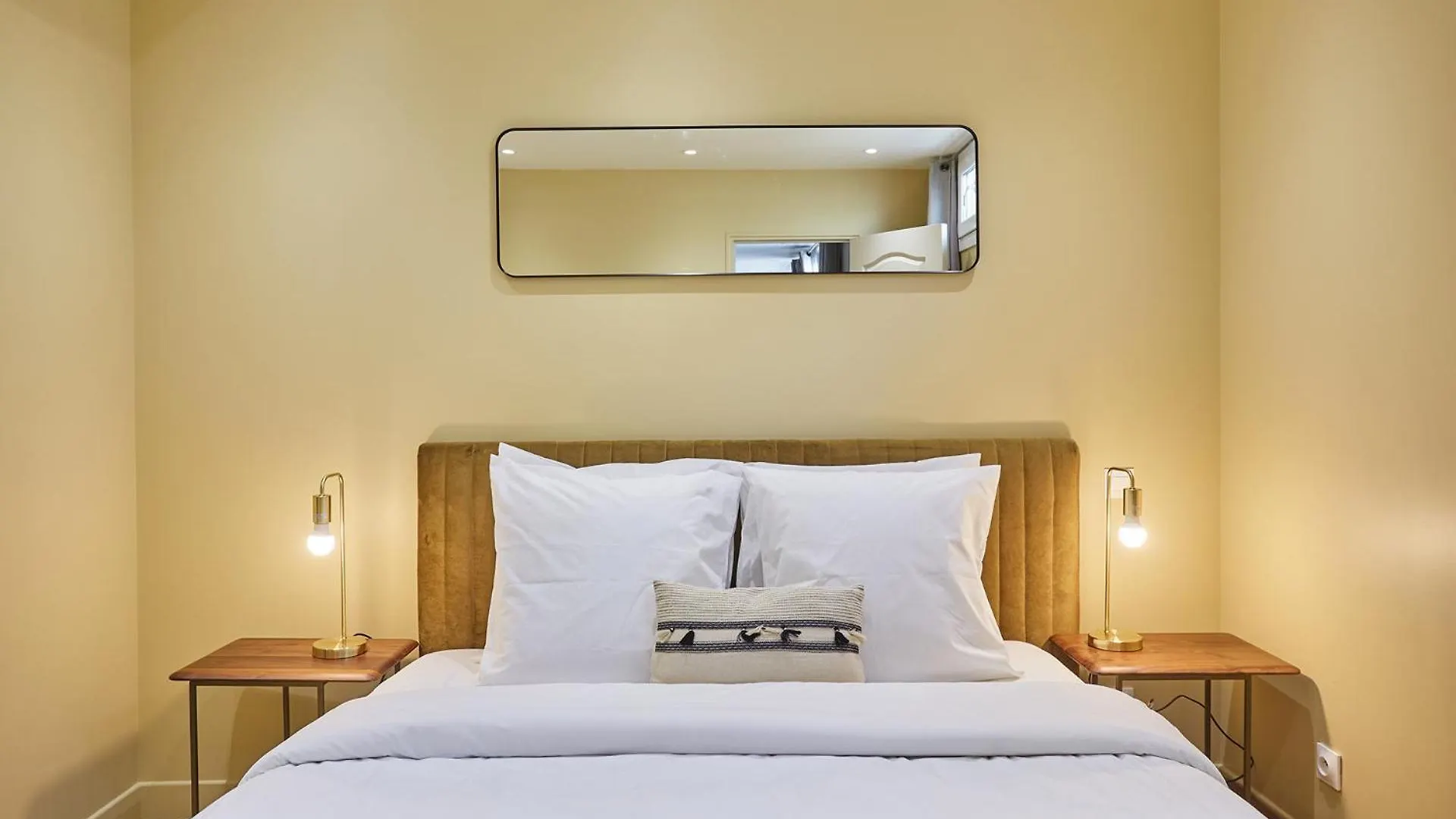 Apartment Center Of Paris By Studio Prestige