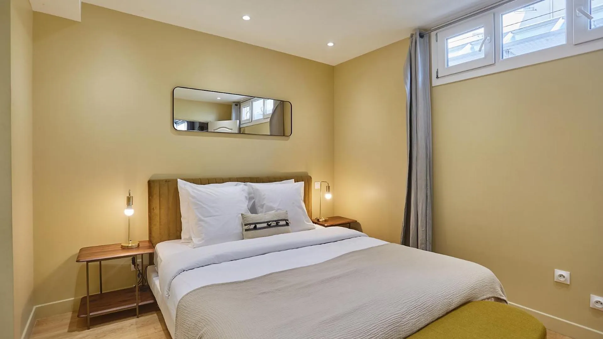 Apartment Center Of Paris By Studio Prestige