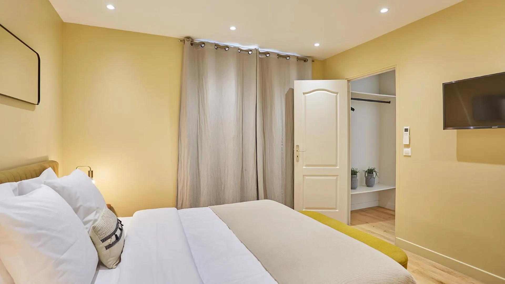 Apartment Center Of Paris By Studio Prestige