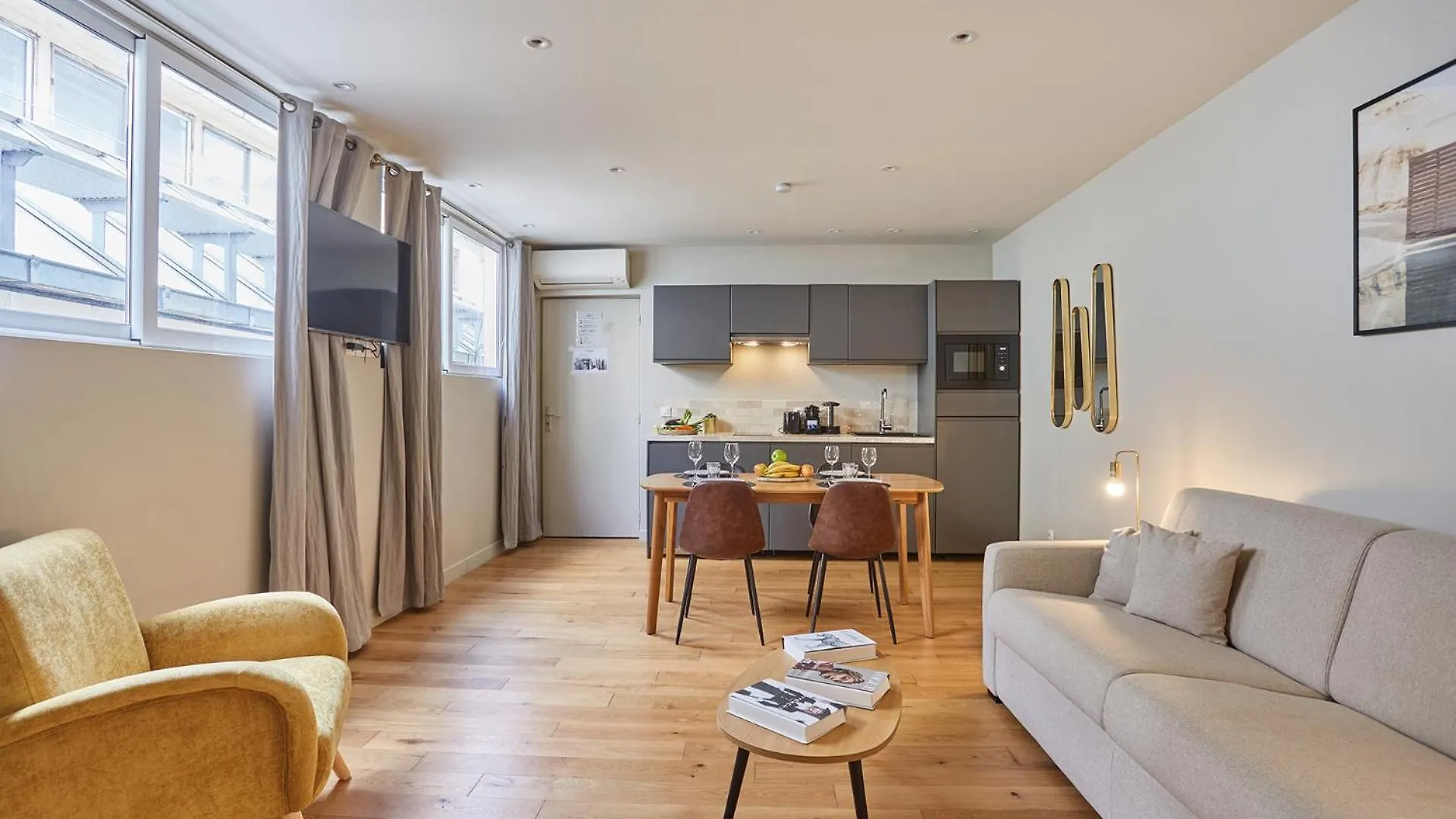 Apartment Center Of Paris By Studio Prestige