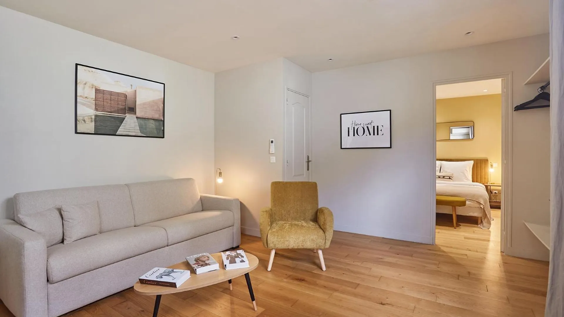 Apartment Center Of Paris By Studio Prestige